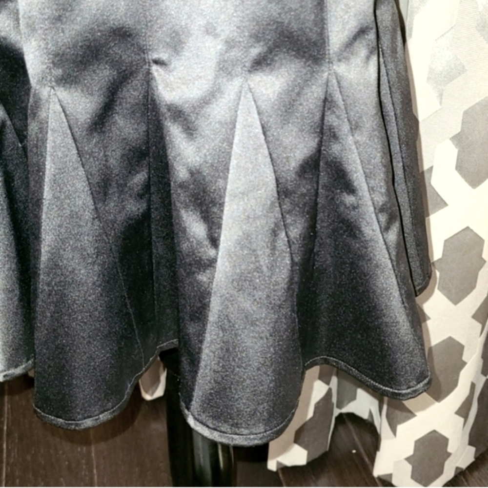 New Nine West satin cocktail dress. Beautiful seams & fishtail bottom. Size 8. - Picture 5 of 8